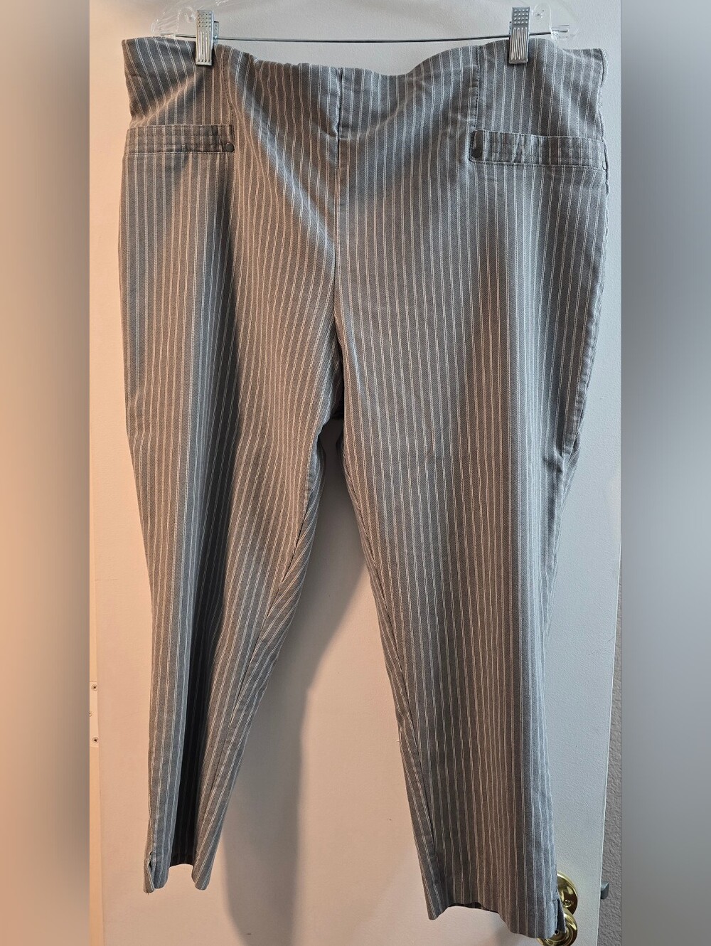140 Maurices Gray Pinstripe Cropped Dress Pants